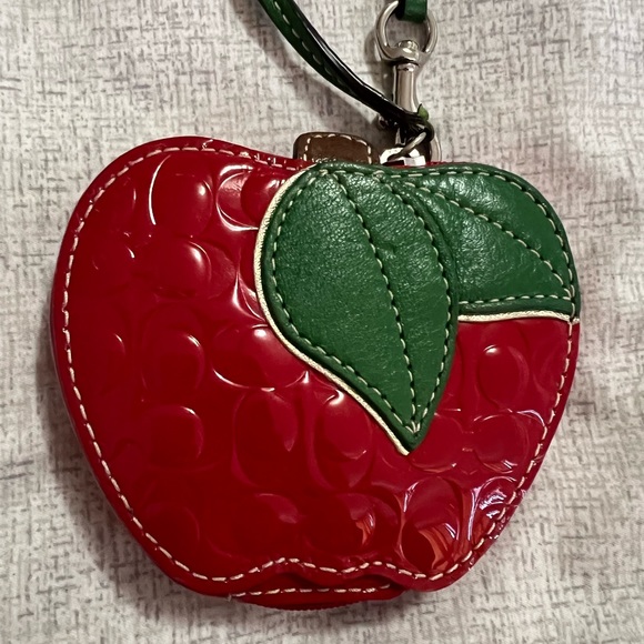 EUC Coach Vintage Signature Red Apple Coin Purse Patent Leather Wristlet - Picture 12 of 12